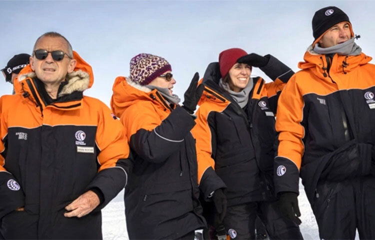 প্লেনে যান্ত্রিক ত্রুটি দেখা দেওয়ায় অ্যান্টার্কটিকার একটি গবেষণাকেন্দ্রে অতিরিক্ত একটি রাত কাটাতে হয়েছে নিউজিল্যান্ডের প্রধানমন্ত্রী জেসিন্ডা আরডার্ন ও তার সফরসঙ্গীদের। গত বুধবার (২৬ অক্টোবর) ৭২ ঘণ্টার সফরে অ্যান্টার্কটিকার স্কট গবেষণা কেন্দ্রে পৌঁছান জেসিন্ডা। তার সফরের এই ছবিটি আজ বেশ ভাইরাল হয়েছে।  ছবি: সংগৃহীত