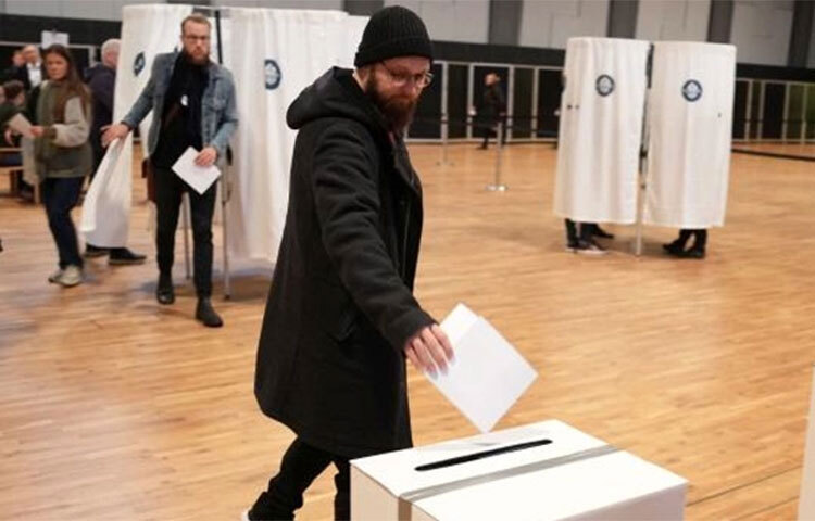 ডেনমার্কের প্রধানমন্ত্রী মেট ফ্রেডেরিকসেনের আগাম ঘোষণা অনুযায়ী, মঙ্গলবার (১ নভেম্বর) দেশটির সংসদ নির্বাচন অনুষ্ঠিত হচ্ছে। ধারণা করা হচ্ছে, সংসদে নতুন দল আসার মাধ্যমে স্ক্যানডিন্যাভিয়ান এ দেশটির রাজনৈতিক পরিমণ্ডলে পরিবর্তন আসতে পারে। ছবি: সংগৃহীত