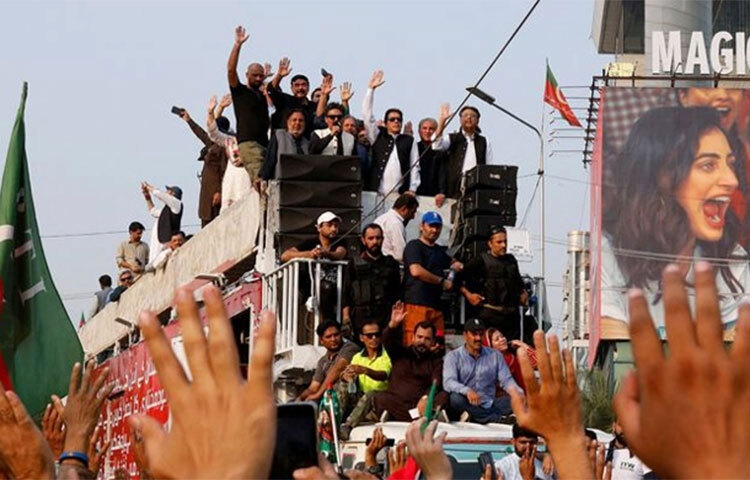 গুলিতে আহত হয়েছেন পাকিস্তানের সাবেক প্রধানমন্ত্রী ইমরান খান। আজ দেশটির পূর্বাঞ্চলে একটি লংমার্চে নেতৃত্ব দেওয়ার সময় তার গাড়িবহরে গুলির ঘটনা ঘটে। এসময় ইমরানের পায়ে গুলি লাগে। তবে তার অবস্থা আশঙ্কাজনক নয় বলে জানিয়েছে বিভিন্ন সংবাদমাধ্যম। ছবি: সংগৃহীত