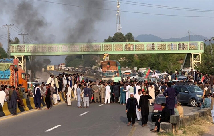 পাকিস্তানের সাবেক প্রধানমন্ত্রী ও তেহরিক-ই-ইনসাফের (পিটিআই) চেয়ারম্যান ইমরান খানের ওপর হামলার প্রতিবাদে বিক্ষোভ শুরু হয়েছে। এরই মধ্যে ইমরান খানের সমর্থকরা দেশের বিভিন্ন স্থানের রাস্তা দখলে নিয়েছে। আজ দ্য এক্সপ্রেস ট্রিবিউনের এক প্রতিবেদনে এ তথ্য জানানো হয়। ছবি: সংগৃহীত