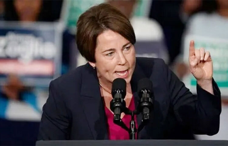 যুক্তরাষ্ট্রের মধ্যবর্তী নির্বাচনে ভোটগ্রহণ শেষে চলছে গণনা। এ পর্যন্ত মার্কিন কংগ্রেসের নির্বাচনী ফলাফলে ডেমোক্র্যাটরা সিনেটের আসনে এগিয়ে এবং হাউজ অব রিপ্রেজেন্টেটিভে এগিয়ে রয়েছেন রিপাবলিকানরা। কয়েকটি অঙ্গরাজ্যের গভর্নরদের জয়ী হওয়ার খবর পাওয়া গেছে। এর মধ্যে যুক্তরাষ্ট্রে প্রথমবারের মতো কোনো সমকামী নারী গভর্নর নির্বাচিত হতে যাচ্ছেন। ছবি: সংগৃহীত