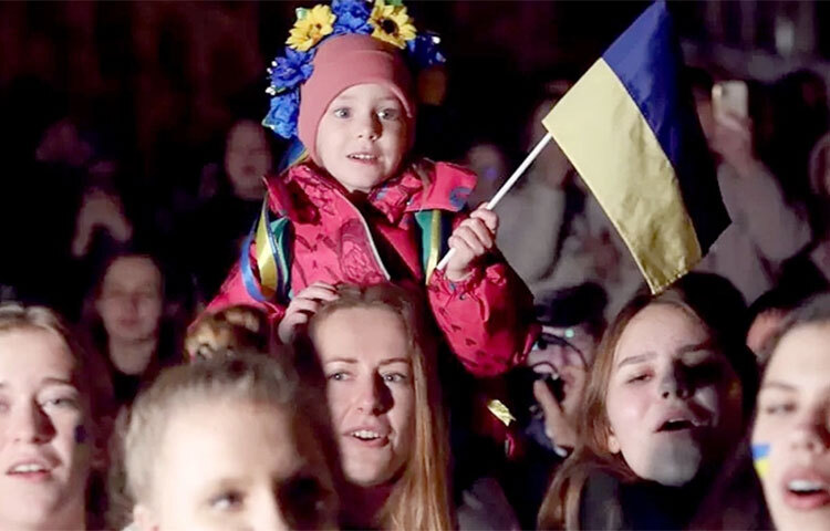 চলতি বছর ২৪ ফেব্রুয়ারি রাশিয়ার ইউক্রেন আগ্রাসন শুরুর পর যে অঞ্চলটির নিয়ন্ত্রণ হারিয়েছিল দেশটি সেই খেরসন আবার তাদের দখলে। তাই বাঁধভাঙা উল্লাস যেন থামছে না। আজ ইউক্রেনের সেনাদের স্বাগত জানালো আঞ্চলিক রাজধানী খেরসনের বাসিন্দারা। ছবি: সংগৃহীত