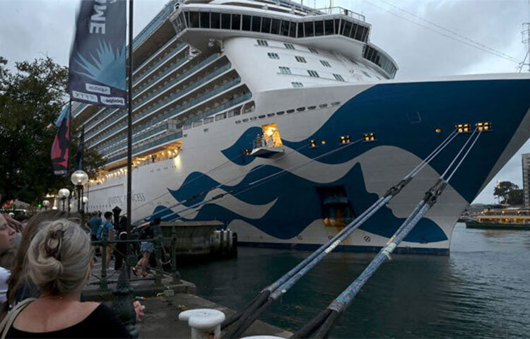 অন্তত ৮০০ করোনারোগী নিয়ে দ্য ম্যাজেস্টিক প্রিন্সেস নামের একটি প্রমোদতরী অস্ট্রেলিয়ার সিডনি বন্দরে নোঙর করেছে। ১২ দিনের যাত্রার মাঝামাঝি সময়ে করোনাভাইরাসের সংক্রমণ দেখা দেওয়ায় কার্নিভাল অস্ট্রেলিয়া কোম্পানির তত্ত্বাবধানে থাকা জাহাজটি সিডনিতে নোঙর করতে বাধ্য হয়। ছবি: সংগৃহীত