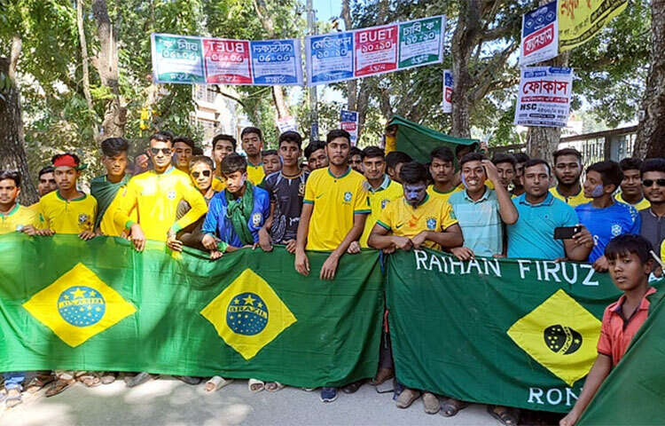 জামালপুরের সরিষাবাড়ীতেও আর্জেন্টিনার পর এবার ব্রাজিলের সমর্থকরা নানারকম বাদ্যযন্ত্র বাজিয়ে বর্ণাঢ্য শোভাযাত্রা করেছেন। আজ সকাল ১০টা ৪০ মিনিটে সরিষাবাড়ী পৌরসভার অনার্স কলেজ মাঠ থেকে বের হওয়া শোভাযাত্রাটি বিভিন্ন সড়ক প্রদক্ষিণ করে। ছবি: জাগো নিউজ