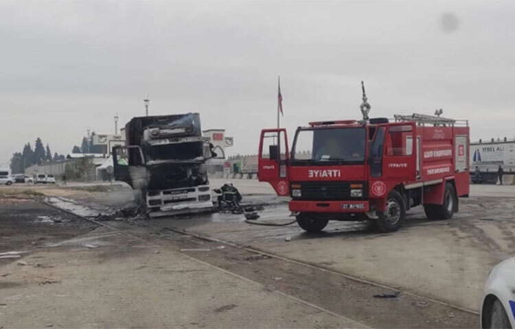 সিরিয়ার রকেট হামলায় তুরস্কের তিন নাগরিক নিহত ও ছয়জন আহত হয়েছেন। আহতদের মধ্যে দুজনের অবস্থা আশঙ্কাজনক। সোমবার (২১ নভেম্বর) সীমান্তবর্তী তুরস্কের কারকামিস জেলায় এ রকেট হামলা চালায় সিরিয়া। ছবি: সংগৃহীত