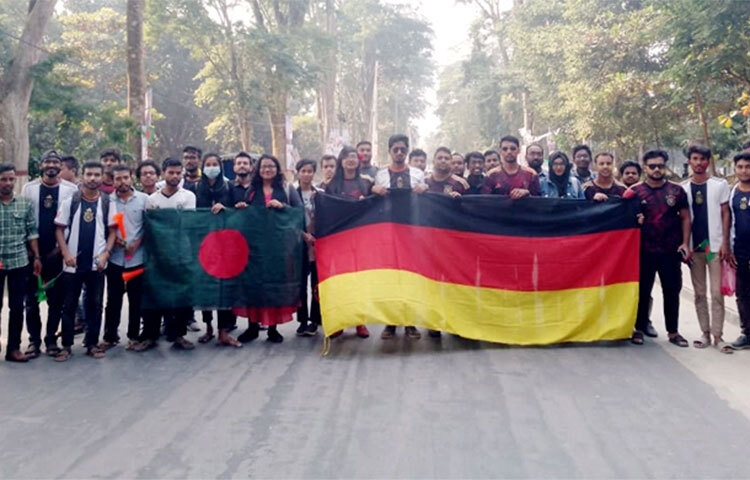 কাতার বিশ্বকাপে জয়ের প্রত্যাশায় প্রিয় দলের প্রতি শুভকামনা জানিয়ে রাজশাহী বিশ্ববিদ্যালয়ে (রাবি) আনন্দ মিছিল ও বর্ণাঢ্য র‌্যালি করেছেন রাবির জার্মানি সমর্থক শিক্ষার্থীরা। আজ দুপুরে বিশ্ববিদ্যালয়ের টুকিটাকি চত্বর থেকে বাঁশি বাজিয়ে ও বিভিন্ন স্লোগানে বর্ণাঢ্য র‌্যালি ও আনন্দ মিছিল বের করেন তারা। ছবি: মনির হোসেন মাহিন