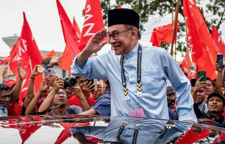 মালয়েশিয়ার নতুন প্রধানমন্ত্রী হিসেবে নিযুক্ত হয়েছেন দেশটির বিরোধীদলীয় নেতা আনোয়ার ইব্রাহিম। মালয়েশিয়ার রাজপ্রাসাদ থেকে এ তথ্য জানানো হয়েছে। ছবি: সংগৃহীত