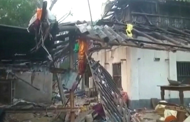 পশ্চিমবঙ্গে পূর্ব মেদিনীপুরের কাঁথিতে আজ তৃণমূল কংগ্রেসের সর্বভারতীয় সাধারণ সম্পাদক অভিষেক বন্দ্যোপাধ্যায়ের সভা হওয়ার কথা। কিন্তু তার আগেই শুক্রবার রাতে বোমা বিস্ফোরণে কেঁপে উঠলো দলটির বুথ সভাপতির বাড়ি। এতে তিনজনের মৃত্যু হয়েছে বলে জানা গেছে। ছবি: সংগৃহীত