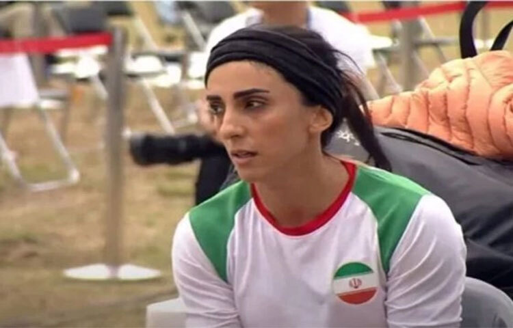 এ বছরের অক্টোবরে দক্ষিণ কোরিয়ায় আয়োজিত রক ক্লাইম্বিং প্রতিযোগিতায় হিজাব না পরে চুল খোলা রেখেই অংশ নেন এলনাজ রেকাবি। সে অপরাধে তার পারিবারিক বাড়ি ভেঙে দিয়েছে ইরান সরকার। আজ এক প্রতিবেদনে এমন তথ্য জানিয়েছে ব্রিটিশ সংবাদমাধ্যম বিবিসি। ছবি: সংগৃহীত