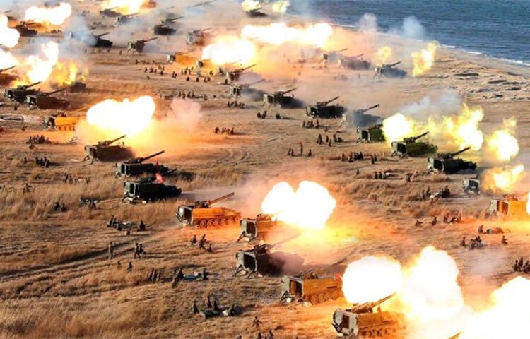 সামরিক মহড়া থেকে নিজেদের পূর্ব ও পশ্চিম উপকূলীয় সমুদ্র এলাকায় প্রায় ১৩০টি কামানের গোলা নিক্ষেপ করেছে উত্তর কোরিয়া। যৌথ সীমান্তের কাছে সর্বশেষ সামরিক মহড়া থেকে এসব গোলা ছুড়েছে পিয়ংইয়ং। আজ দক্ষিণ কোরিয়ার সেনাবাহিনী এ তথ্য জানায়। ছবি: সংগৃহীত