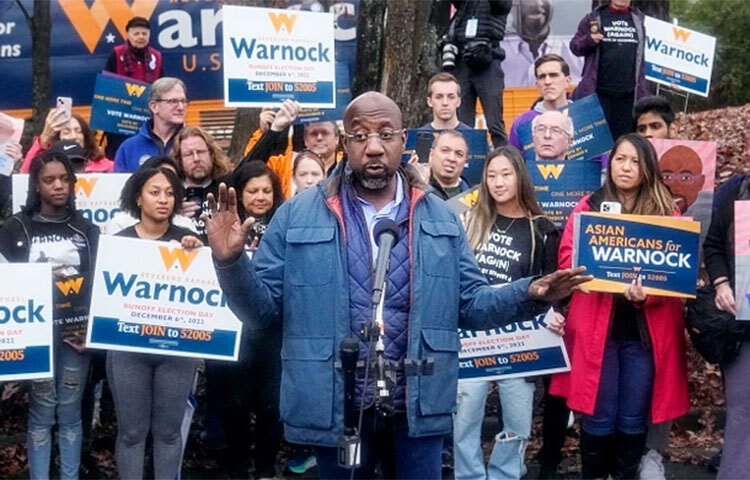 যুক্তরাষ্ট্রের মধ্যবর্তী নির্বাচনে এবার জর্জিয়ায় দ্বিতীয় দফার ভোটে জয়ী হলেন ডেমোক্র্যাট প্রার্থী রাফায়েল ওয়ারনক। রিপাবলিকান প্রার্থী হার্শেল ওয়াকারকে পরাজিত করেন তিনি। প্রেসিডেন্ট জো বাইডেনের অবশিষ্ট মেয়াদের জন্য সিনেটে তার দলের সংখ্যাগরিষ্ঠতা নিশ্চিত করলেন রাফায়েল। মঙ্গলবার (৬ ডিসেম্বর) এই আসনে দ্বিতীয় দফায় নির্বাচন অনুষ্ঠিত হয়। ছবি: সংগৃহীত