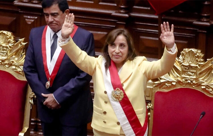 ভেটোর মুখেও সাময়িক ক্ষমতায় থাকা লাতিন আমেরিকার দেশ পেরুর বামপন্থি নেতা প্রেসিডেন্ট পেদ্রো ক্যাসটিলোকে অভিশংসনের মাধ্যমে ক্ষমতাচ্যুত করেছেন দেশটির আইনপ্রণেতারা। ক্ষমতা হারানোর পরই অভ্যুত্থান চেষ্টার অভিযোগে তাকে আটক করেছে পুলিশ। এরই মধ্যে আইনসভার ভোটে পেরুর নতুন প্রেসিডেন্ট হিসেবে শপথ নিয়েছেন দিনা বুলার্তো। ছবি: সংগৃহীত