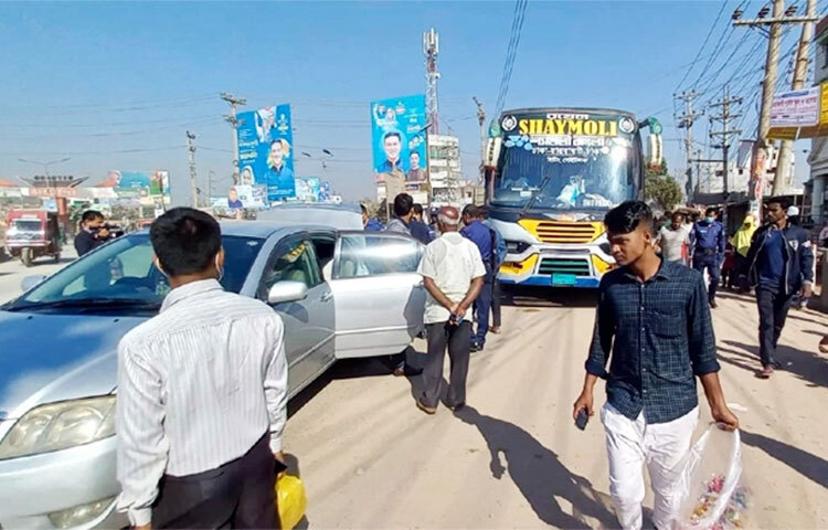 বিএনপির সমাবেশ ঘিরে ময়মনসিংহের বিভিন্ন স্থানে চেকপোস্ট বসিয়ে ঢাকামুখী যানবাহনে তল্লাশি করছেন আইনশৃঙ্খলা বাহিনীর সদস্যরা। আজ সকাল ৮টা থেকে মহানগরীর শম্ভুগঞ্জ মোড়, রহমতপুর বাইপাস, দিঘারকান্দা বাইপাস, নান্দাইল চৌরাস্তা, ঈশ্বরগঞ্জ, চুরখাই, ত্রিশাল, ভালুকায় চেকপোস্ট বসানো হয়েছে। রাত ৮টা পর্যন্ত এই কার্যক্রম চলবে বলে জানা গেছে। ছবি: মঞ্জুরুল ইসলাম