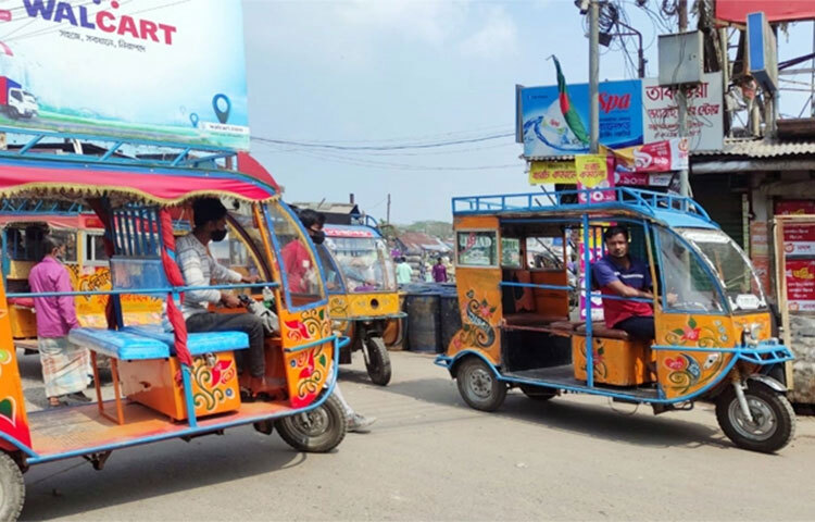 কোনো নিয়মনীতির তোয়াক্কা না করেই বরিশালে অবাধে তৈরি হচ্ছে অবৈধ অটোরিকশা (থ্রি হুইলার)। প্রতিদিন শতশত হলুদ অটোরিকশা বানিয়ে রাস্তায় ছাড়ছে কিছু অসাধু ওয়ার্কশপ মালিক। আর এর প্রভাবে ব্যাপক যানজটের সৃষ্টি হচ্ছে পুরো নগরী জুড়ে।