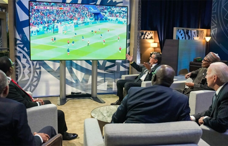 মার্কিন প্রেসিডেন্ট জো বাইডেনের সঙ্গে ওয়াশিংটনে আফ্রিকান নেতাদের বৈঠক ছিল বুধবার (১৪ ডিসেম্বর)। একই সময় শুরু হতে যাচ্ছিল মরক্কো ও ফ্রান্সের মধ্যে ফুটবল বিশ্বকাপের সেমিফাইনাল খেলা। প্রথম আফ্রিকান দেশ হিসেবে এতদূর এসেছে মরক্কো। স্বভাবতই উৎফুল্ল ছিলেন মরক্কোর প্রধানমন্ত্রীসহ আফ্রিকান নেতারা। ছবি: সংগৃহীত