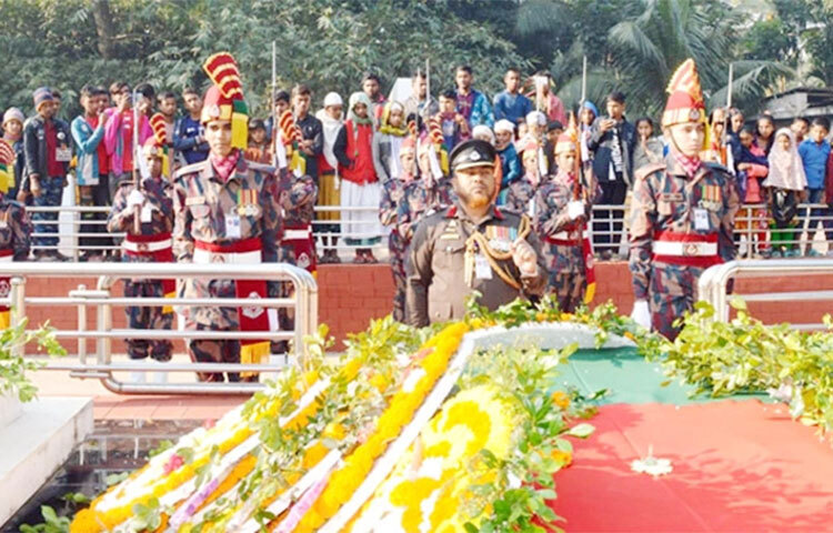 মহান বিজয় দিবসে যশোরের শার্শায় বীরশ্রেষ্ঠ নূর মোহাম্মদ শেখের স্মৃতিস্তম্ভে রাষ্ট্রীয় গার্ড অব অনার প্রদান করা হয়েছে। আজ সকালে গার্ড অব অনার প্রদান করেন যশোর ৪৯ বিজিবি ব্যাটালিয়নের অধিনায়ক লে. কর্নেল শাহেদ মিনহাজ ছিদ্দিকী। এরপর শ্রদ্ধাঞ্জলি নিবেদন করা হয়। ছবি: জাগো নিউজ