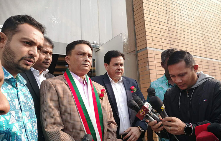 ঢাকা মেট্রোপলিটন পুলিশের (ডিএমপি) কমিশনার খন্দকার গোলাম ফারুক বলেছেন, ‘ঢাকা শহরে দুই কোটি লোকের বসবাস। সেই দুই কোটি লোকের বিঘ্ন সৃষ্টি করবেন, আর পুলিশ তা তাকিয়ে তাকিয়ে দেখবে?’ আজ দুপুরে রাজধানীর রাজারবাগ পুলিশ লাইন্সে ‘মহান বিজয় দিবস ২০২২’ উপলক্ষে বীর পুলিশ মুক্তিযোদ্ধাদের সংবর্ধনা অনুষ্ঠানে সভাপতির বক্তব্যে তিনি এসব কথা বলেন। ছবি: জাগো নিউজ