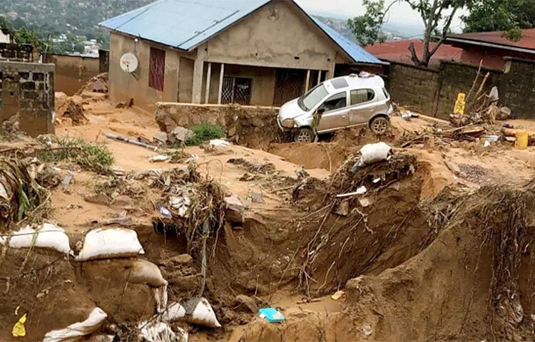ভারি বৃষ্টির কারণে বন্যা ও ভূমিধসে কঙ্গোর রাজধানী কিনশাসে মৃত্যুর সংখ্যা বেড়ে দাঁড়িয়েছে ১৬৯ জনে। বন্যাজনিত দুর্ঘটনায় আহত হয়েছেন আরও ৩০ জন। দেশটির কর্তৃপক্ষের বরাত দিয়ে জাতিসংঘের মানবিক কার্যক্রম সমন্বয় কার্যালয় (ওসিএইচএ) শুক্রবার এ তথ্য জানায়। ছবি: সংগৃহীত
