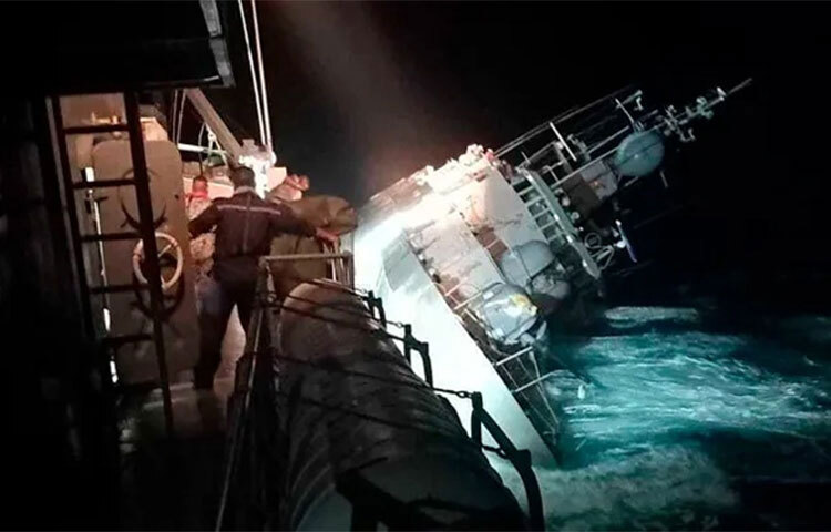 থাইল্যান্ডের নৌবাহিনীর একটি জাহাজ ডুবে যাওয়ার খবর পাওয়া গেছে। তীব্র ঝড়ের কারণে থাইল্যান্ড উপসাগরে এ দুর্ঘটনা ঘটে। এতে বহু নাবিক নিখোঁজ রয়েছেন। এরই মধ্যে উদ্ধার কার্যক্রম পরিচালনা করতে ঘটনাস্থলে হেলিকপ্টার, প্লেন ও জাহাজ পাঠিয়েছে দেশটির সেনাবাহিনী। ছবি: সংগৃহীত