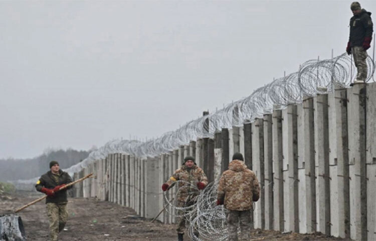 বেলারুশ সীমান্ত থেকে নতুন করে রাশিয়ার হামলার আশঙ্কায় সীমান্ত এলাকায় নিরাপত্তা বাড়াচ্ছে ইউক্রেন। ইউক্রেনের স্বরাষ্ট্র প্রতিমন্ত্রী ইয়েভেন ইয়েনিন এ তথ্য নিশ্চিত করেন। তিনি বলেন, সম্প্রতি বেলারুশ সফরে গিয়েছেন রুশ প্রেসিডেন্ট ভ্লাদিমির পুতিন। আমাদের আশঙ্কা বেলারুশ সীমান্ত দিয়ে ইউক্রেনে হামলা চালাতে পারে রাশিয়ার সেনারা। তাই আমরা সীমান্ত এলাকায় সেনা ও অস্ত্রের মজুদ বৃদ্ধি করছি। ছবি: সংগৃহীত