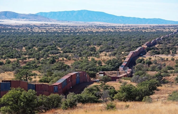 অবৈধ অভিবাসীদের প্রবেশ ঠেকাতে মেক্সিকো সীমান্তে শত শত কন্টেইনার দিযে তৈরি অস্থায়ী দেয়াল সরিয়ে ফেলতে রাজি হয়েছে যুক্তরাষ্ট্রের অ্যারিজোনা অঙ্গরাজ্যের সরকার। এ দেওয়াল নির্মাণের বিরুদ্ধে মামলা ও এর কার্যকারিতা নিয়ে প্রশ্ন ওঠার পর এ সিদ্ধান্ত নিতে বাধ্য হলো স্থানীয় সরকার। ছবি: সংগৃহীত