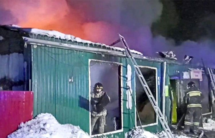 রাশিয়ায় একটি বেসরকারি বৃদ্ধাশ্রমে আগুনের ঘটনায় অন্তত ২০ জন প্রাণ হারিয়েছেন। আজ দেশটির পশ্চিম সাইবেরিয়া অঞ্চলের কেমেরোভো শহরে এ অগ্নিকাণ্ড ঘটে। শনিবার দেশটির জরুরি বিষয়ক মন্ত্রণালয়ের সূত্রে এ তথ্য জানিয়েছে রুশ বার্তা সংস্থা স্পুটনিক। ছবি: সংগৃহীত