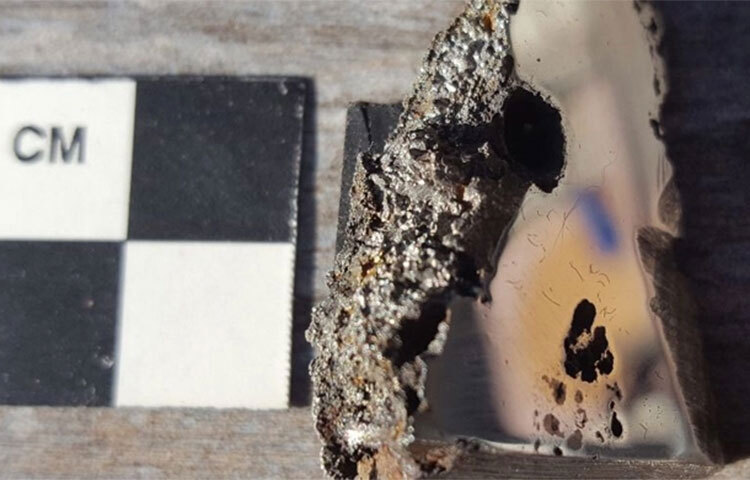 আফ্রিকায় পড়া ১৫ মেট্রিকটন ওজনের একটি গ্রহাণু বা উল্কাপিণ্ড থেকে দুইটি খনিজ পদার্থ পাওয়া গেছে। এর আগে পৃথিবীতে কখনো এই ধরনের খনিজের সন্ধান পাওয়া যায়নি। ছবি: সংগৃহীত