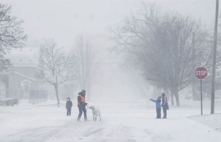 যুক্তরাষ্ট্রে তুষার ঝড় ও মাত্রাতিরিক্ত ঠান্ডায় প্রাণ হারিয়েছেন অন্তত ৩৪ জন। তাছাড়া, ঝড়ের কারণে কয়েকদিন ধরে একপ্রকার থেমে আছে দেশটির জনজীবন।ব্রিটিশ বার্তা সংস্থা বিবিসি আজ এক প্রতিবেদনে জানায়, ঝড়ে সবচেয়ে ক্ষতিগ্রস্ত হয়েছে নিউ ইয়র্কের বাফেলো শহর ও শুধু এখানেই মারা গেছেন সাতজন। ছবি: সংগৃহীত