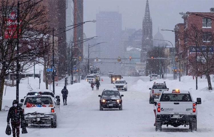 ভয়াবহ শীতকালীনঝড়ে যুক্তরাষ্ট্রের বেশিরভাগ এলাকা বিপর্যস্ত। দেশটিতে তুষারঝড়ের কবলে পড়ে ব্যাপক প্রাণহানির খবর পাওয়া গেছে। নিউইয়র্কের এরি কাউন্টিতেই মারা গেছেন অন্তত ২৭ জন। স্থানীয় সময় সোমবার (২৭ ডিসেম্বর) কাউন্টির কর্মকর্তারা এসব তথ্য জানান। ছবি: সংগৃহীত