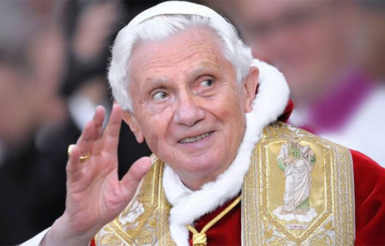 ভ্যাটিকান সিটির সাবেক পোপ ষোড়শ বেনেডিক্ট মারা গেছেন। ৯৫ বছর বয়সী এই ধর্মযাজক অসুস্থ ছিলেন কিছুদিন ধরে। সম্প্রতি তার অসুস্থতার খবর জানিয়ে প্রার্থনার আহ্বান জানান বর্তমান পোপ ফ্রান্সিস। ভ্যাটিকান কর্তৃপক্ষ এক ঘোষণায় ষোড়শ বেনেডিক্টের মৃত্যুর খবরটি নিশ্চিত করেছে। ছবি: সংগৃহীত