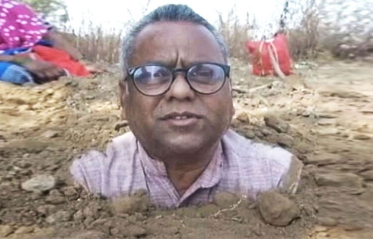 ভারতে কৃষকদের প্রতিবাদের ঘটনা প্রায়ই দেশটির বিভিন্ন গণমাধ্যমে ওঠে আসে। এবার মহারাষ্ট্রে জমির দলিল না পাওয়ায় ভিন্নভাবে প্রতিবাদ কর্মসূচি পালন করছেন সুনীল যাদব নামের এক কৃষক। জালনার ওই কৃষক মাটির নিচে অর্ধেক শরীর পুঁতে রেখে প্রতিবাদ করছেন। সেই ঘটনার ছবি প্রকাশ পেয়েছে বিভিন্ন সামাজিক যোগাযোগ মাধ্যমে। ছবি: সংগৃহীত