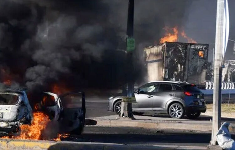 মেক্সিকোতে মাদক সম্রাট এল চাপো গুজম্যানের ছেলে ওভিদিও গুজম্যান লোপেজকে গ্রেফতারের জেরে ব্যাপক সংঘর্ষের খবর পাওয়া গেছে। এতে আইনশৃঙ্খলা রক্ষাকারী বাহিনীর তিনজন সদস্য নিহত হয়েছেন। বৃহস্পতিবার অভিযান চালিয়ে তাকে গ্রেফতার করা হয়। ছবি: সংগৃহীত