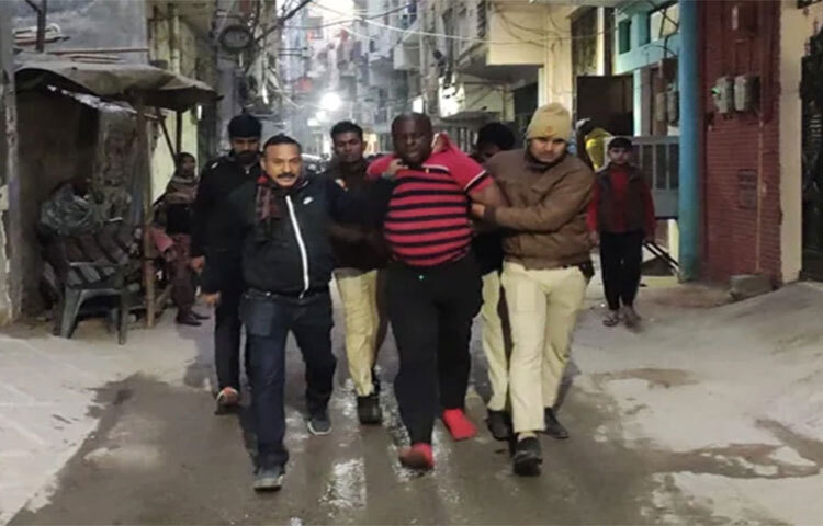 ভারতের রাজধানী নয়া দিল্লিতে পুলিশের ওপর হামলা চালিয়েছেন আফ্রিকার বিভিন্ন দেশের প্রায় ১০০ নাগরিক। আজ নয়া দিল্লির নেব সেরাইয়ের রাজু পার্ক এলাকায় এ ঘটনা ঘটে। হামলাকারীরা সবাই ওই এলাকায় বসবাস করেন বলে জানা গেছে। ছবি: সংগৃহীত