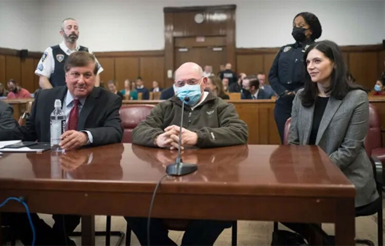 ট্যাক্স জালিয়াতির মামলায় ট্রাম্প অরগানাইজেশনে দীর্ঘদিন নির্বাহী কর্মকর্তা হিসেবে দায়িত্বপালনকারী অ্যালেন উইসেলবার্গকে পাঁচ মাসের কারাদণ্ড দেওয়া হয়েছে। এরই মধ্যে তাকে হেফাজতে নেওয়া হয়েছে। ছবি: সংগৃহীত