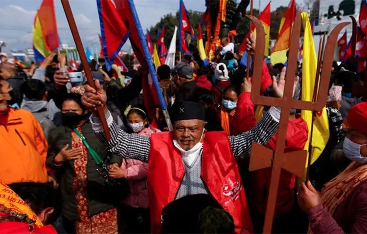 গণতন্ত্রের বদলে রাজতন্ত্র ফিরিয়ে আনতে নেপালে বিক্ষোভ করেছেন হাজারও মানুষ। তারা তারা রাজতন্ত্র ফিরিয়ে আনার দাবিতে বিক্ষোভ সমাবেশ করেন। দক্ষিণ এশিয়ার ছোট্ট এ দেশটি বর্তমানে গণতান্ত্রিক হলেও, এ শতাব্দীর শুরুতে এটি ছিল রাজতান্ত্রিক। তবে বিভিন্ন নাটকীয়তার পর গত দশকে নেপালে রাজতন্ত্রের অবসান ঘটে। ছবি: সংগৃহীত