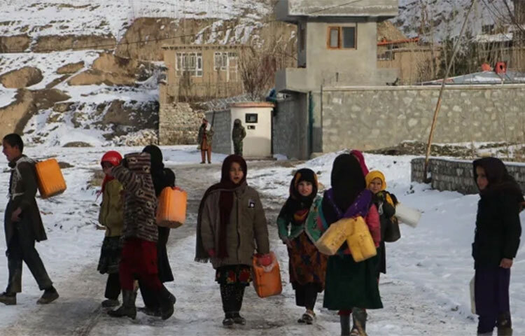 আফগানিস্তানে শৈত্যপ্রবাহ ও প্রচণ্ড ঠান্ডায় গত সপ্তাহে কমপক্ষে ৭০ জন মারা গেছেন। একই সঙ্গে প্রতিকূল আবহাওয়ার প্রভাবে দেশটিতে প্রাণ হারিয়েছে প্রায় ৭০ হাজার গবাদিপশু। এর মধ্যে গত সপ্তাহে দেশটির ঘোর অঞ্চলে সর্বনিম্ন তাপমাত্রা রেকর্ড করা হয়েছে মাইনাস ৩৩ ডিগ্রি সেলসিয়াস। ছবি: সংগৃহীত