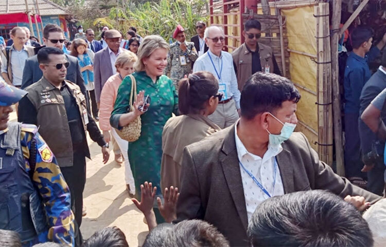 বাংলাদেশ সফরের দ্বিতীয়দিনে বেলজিয়ামের রানি মাথিলডে ম্যারি ক্রিস্টিন আট ঘণ্টার সফর শেষে কক্সবাজার ত্যাগ করেছেন। এর মধ্যে ছয় ঘণ্টা রোহিঙ্গা ক্যাম্পে অবস্থান করেন তিনি। এসময় রানি মিয়ানমারে রোহিঙ্গাদের ওপর হওয়া নিপীড়নের কাহিনি শুনেছেন। ছবি: জাগো নিউজ