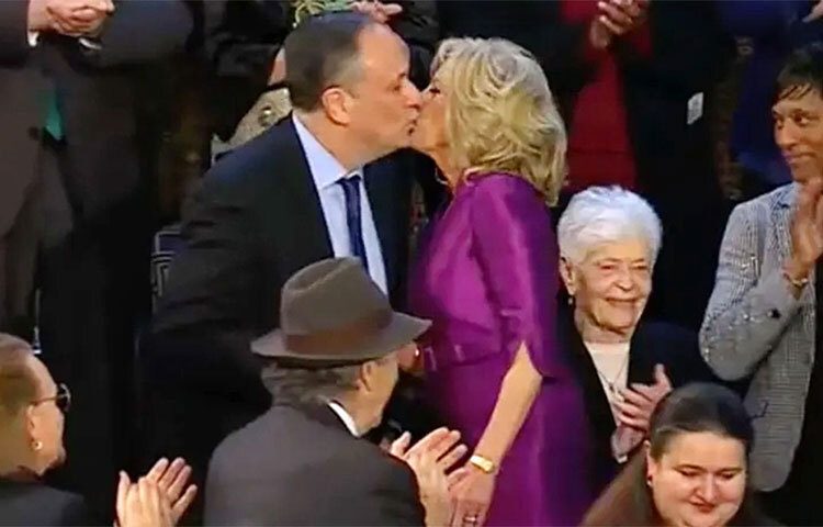 কংগ্রেসে স্টেট অব দ্য ইউনিয়ন ভাষণ দিতে যাবেন মার্কিন প্রেসিডেন্ট জো বাইডেন। ঠিক এ সময়ে সেখানে অন্য রকম একটি ঘটনা ঘটে। ফার্স্ট লেডি জিল বাইডেন এবং ভাইস প্রেসিডেন্ট কমলা হ্যারিসের স্বামী ও সেকেন্ড জেন্টলম্যান ডগলাস এমহফ একে অপরকে আলিঙ্গন করে চুমু খান। তাদের সেই ‘অদ্ভূত’ চুম্বনের দৃশ্য ভাইরাল হয়েছে সামাজিক মাধ্যমে। ছবি: সংগৃহীত