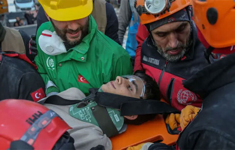 ভূমিকম্পের ১০০ ঘণ্টা পর ধ্বংসস্তূপে আটকে পড়া একই পরিবারের ছয়জনকে জীবিত উদ্ধার করা হয়েছে। উদ্ধার কর্মীরা তুরস্কের দক্ষিণাঞ্চলের ইস্কেন্ডারানে ধসে পড়া একটি ভবন থেকে তাদের উদ্ধার করে। ছবি: সংগৃহীত