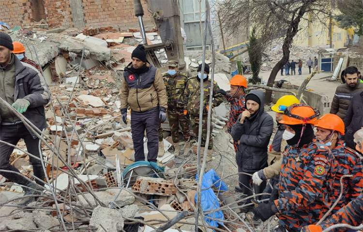এরইমধ্যে উদ্ধারকারী দল ১৭ বছরের এক তরুণীকে জীবিত উদ্ধার করেছে। এছাড়াও তিনজনের মরদেহ উদ্ধার করেছে বাংলাদেশি উদ্ধারকারী দল। ছবি: সংগৃহীত