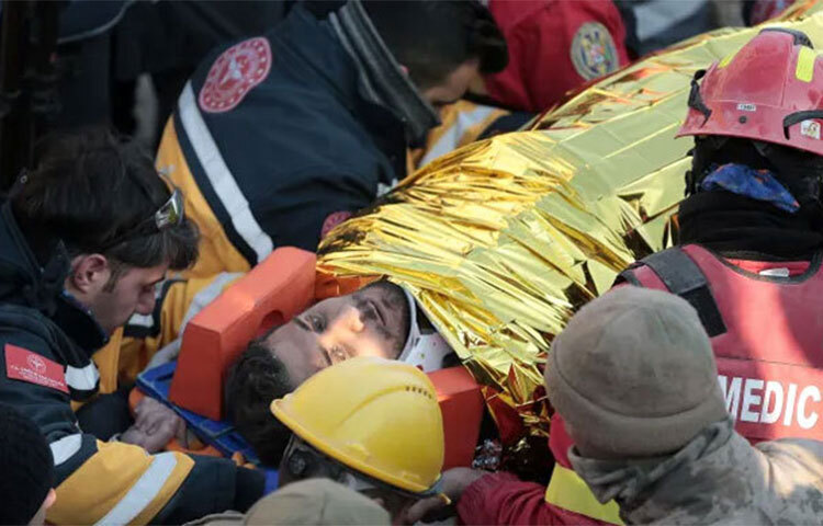 ভয়াবহ ভূমিকম্পের ছয়দিন পর তুরস্কের হাতায় থেকে একজনকে জীবিত উদ্ধার করা হয়েছে। তিনি ধসে পড়া একটি ভবনের ধ্বংসস্তূপের মধ্যে ১৪৯ ঘণ্টা আটকা ছিলেন। ঘটনার চার-পাঁচদিন পরও দুই দেশেই বেশ কয়েকজনকে জীবিত উদ্ধার করা হয়েছে। ছবি: সংগৃহীত