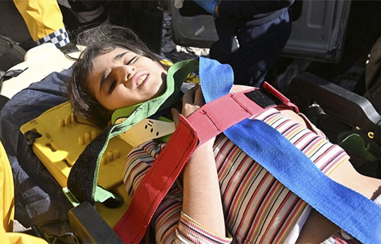 ভূমিকম্প আঘাত হানার ১৭৮ ঘণ্টা পর জীবিত উদ্ধার হয়েছে শিশুটি। আজ আন্তর্জাতিক সংবাদমাধ্যমগুলো জানিয়েছে, তুরস্কের দক্ষিণাঞ্চলীয় শহর আদিয়ামানে ভূমিকম্পের ১৭৮ ঘণ্টা পর একটি ছোট্ট মেয়ে শিশুটিকে উদ্ধার করা হয়েছে। ছবি: সংগৃহীত