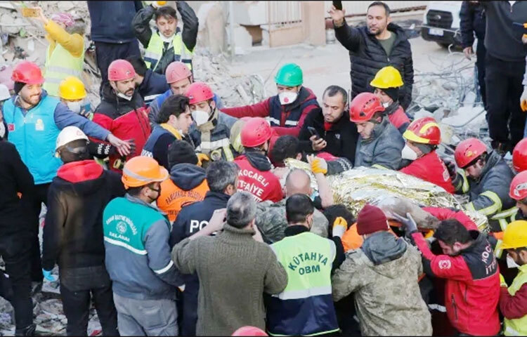 তুরস্ক-সিরিয়ায় ভূমিকম্পের ফলে ধ্বংসস্তূূপ থেকে এখনও ‘অলৌকিকভাবে’ বেঁচে ফেরার খবর পাওয়া যাচ্ছে। ভয়াবহ ভূমিকম্পের কয়েকদিন পেরিয়ে গেলেও এখনও উদ্ধার কাজ শেষ হয়নি। তবে সময়ের সঙ্গে সঙ্গে উদ্ধার কাজের সমাপ্তির ঘণ্টাধ্বনি বাজছে। ছবি: সংগৃহীত