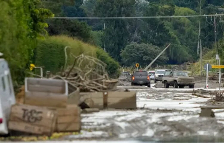 ঘূর্ণিঝড় গ্যাব্রিয়েলের কারণে বিপর্যস্ত হয়ে পড়েছে নিউজিল্যান্ডের উত্তরাঞ্চল। ঘূর্ণিঝড়ের প্রভাবে সেখানে বন্যা ও ভূমিধস দেখা দিয়েছে। বিচ্ছিন্ন হয়ে পড়েছে কিছু শহর। এমন পরিস্থিতিতে দেশটির সরকার আন্তর্জাতিক সহায়তার প্রস্তাব গ্রহণ করেছে। ছবি: সংগৃহীত