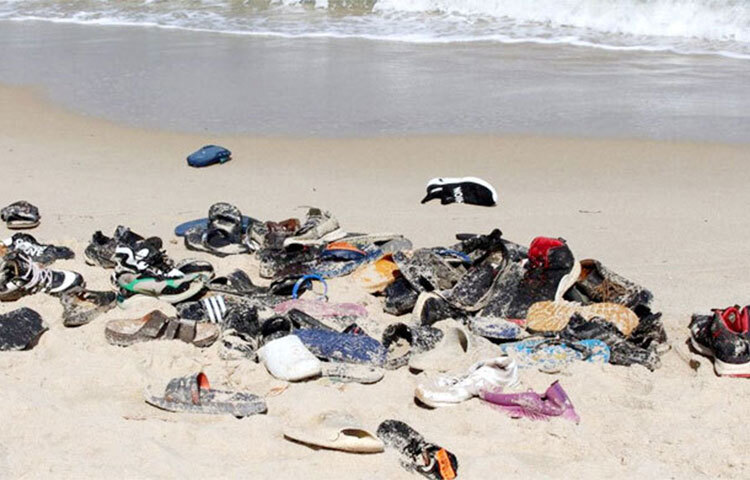 লিবিয়া উপকূলে ভূমধ্যসাগরে রাবারের নৌকা উলটে ডুবে যায় অনেক অভিবাসী। এখন পর্যন্ত ১১ জনের মরদেহ উদ্ধার করেছে কর্তৃপক্ষ। জাতিসংঘের অভিবাসী বিষয়ক সংস্থা আইওএম এক বিবৃতিতে বুধবার জানিয়েছে, অন্তত ৭৩ জন অভিবাসী নিখোঁজ রয়েছেন এবং তাদের মৃত্যু হয়েছে বলে আশঙ্কা করা হচ্ছে। ছবি: সংগৃহীত