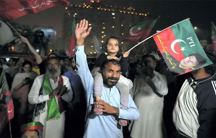 পাকিস্তান তেহরিক-ই-ইনসাফের (পিটিআই) চেয়াররম্যান ও সাবেক প্রধানমন্ত্রী ইমরান খান ‘জেল ভরো আন্দোলনের ডাক দিয়েছেন। নিজ দলের একাধিক নেতা ও মিত্রদের প্রতি বর্তমান জোট সরকারের ‘নিপীড়নমূলক’ আচরণের প্রতিবাদস্বরূপ এ আন্দোলনের ঘোষণা দিয়েছেন তিনি। ছবি: সংগৃহীত