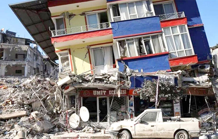 তুরস্ক-সিরিয়ার সীমান্ত অঞ্চলে ভয়াবহ ভূমিকম্পের ফলে ধ্বংসস্তূপে এখনও চলছে উদ্ধারকাজ। এ পর্যন্ত দেশ দুটিতে ভয়াবহ এ দুর্যোগে ৪৬ হাজারের বেশি মানুষ নিহত হওয়ার খবর পাওয়া গেছে। ছবি: সংগৃহীত