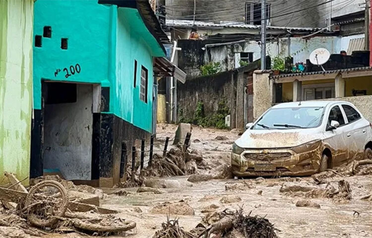 ব্রাজিলে ভারি বৃষ্টির কারণে সৃষ্ট বন্যা-ভূমিধসে অন্তত ৩৬ জনের মৃত্যু হয়েছে বলে খবর পাওয়া গেছে। এ ঘটনায় বাস্তুচ্যুত হয়েছে শত শত মানুষ। ছবি: সংগৃহীত