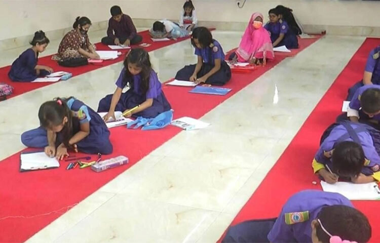 আন্তর্জাতিক মাতৃভাষা ও শহীদ দিবস উপলক্ষে মাদারীপুরে শিশুদের চিত্রাঙ্কন প্রতিযোগিতা অনুষ্ঠিত হয়েছে। আজ দুপুরে পুলিশ নারী কল্যাণ (পুনাক) সমিতি মাদারীপুরের আয়োজনে পুনাক ভবনের হলরুমে এ প্রতিযোগিতার আয়োজন করা হয়। ছবি: জাগো নিউজ