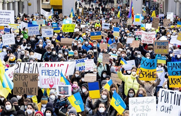 ইউক্রেনে অস্ত্র সরবরাহ করায় জার্মানির রাজধানী বার্লিনে বিক্ষোভে নেমেছেন হাজার হাজার মানুষ। স্থানীয় সংবাদমাধ্যমগুলো জানায়, অন্তত ১০ হাজার মানুষ এ বিক্ষোভে অংশ নিয়েছেন। ছবি: সংগৃহীত